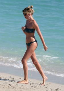 Alessia Marcuzzi feet photo thumbnail
