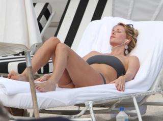 Alessia Marcuzzi feet photo thumbnail