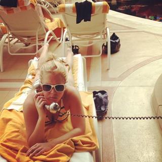 Amy Schumer feet photo thumbnail