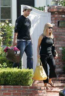 Jennie Garth feet photo thumbnail