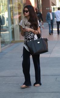 Selena Gomez feet photo thumbnail