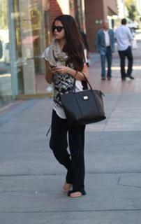 Selena Gomez feet photo thumbnail