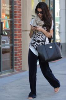 Selena Gomez feet photo thumbnail