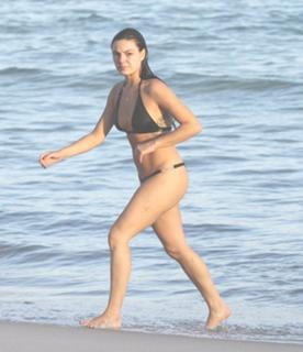 Isis Valverde feet photo thumbnail