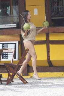 Isis Valverde feet photo thumbnail