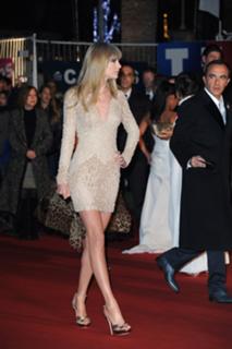 Taylor Swift feet photo thumbnail