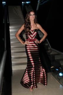 Izabel Goulart feet photo thumbnail