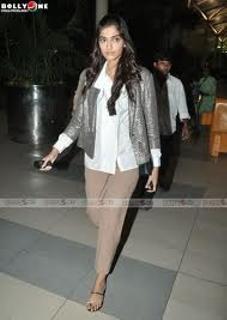 Sonam Kapoor feet photo thumbnail