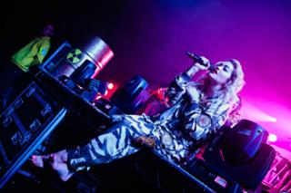 Rita Ora feet photo thumbnail