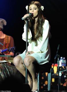 Selena Gomez feet photo thumbnail