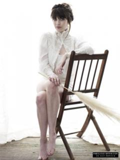 Emma Roberts feet photo thumbnail