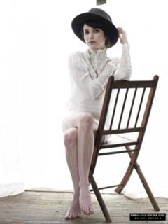 Emma Roberts feet photo thumbnail