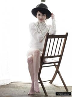 Emma Roberts feet photo thumbnail