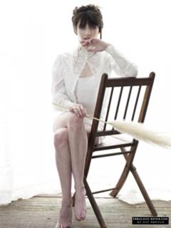 Emma Roberts feet photo thumbnail