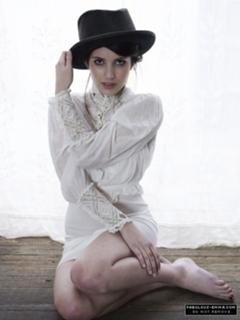 Emma Roberts feet photo thumbnail