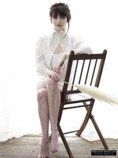 Emma Roberts feet photo thumbnail