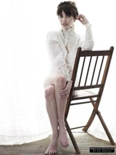 Emma Roberts feet photo thumbnail