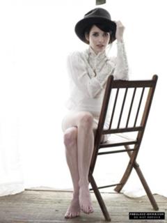 Emma Roberts feet photo thumbnail