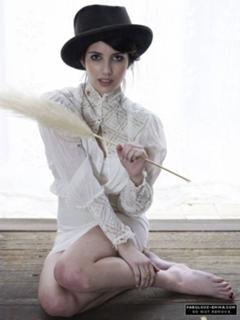Emma Roberts feet photo thumbnail