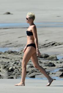 Miley Cyrus feet photo thumbnail