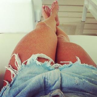 Juliana Salimeni feet photo thumbnail