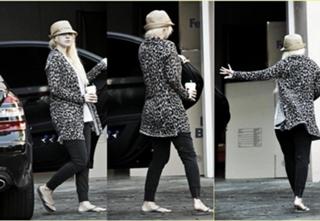 Christina Aguilera feet photo thumbnail