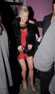 Ashlee Simpson feet photo thumbnail