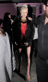 Ashlee Simpson feet photo thumbnail