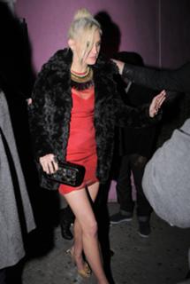 Ashlee Simpson feet photo thumbnail