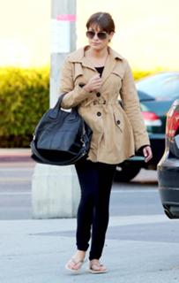 Lea Michele feet photo thumbnail
