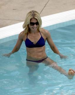 Kelly Ripa feet photo thumbnail