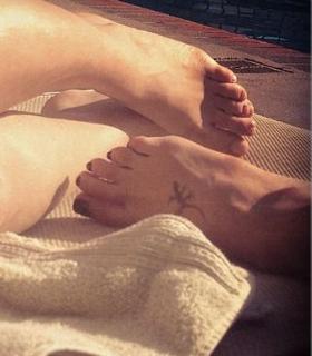 Elisabetta Canalis feet photo thumbnail