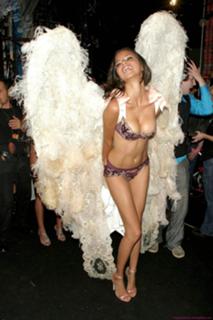 Adriana Lima feet photo thumbnail