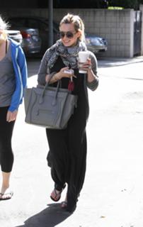 Hilary Duff feet photo thumbnail