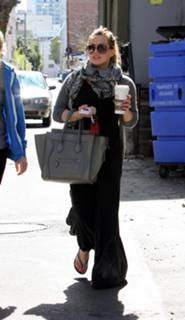 Hilary Duff feet photo thumbnail