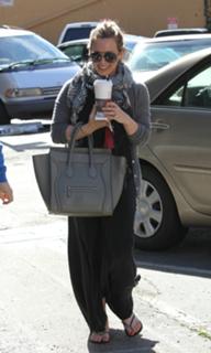 Hilary Duff feet photo thumbnail
