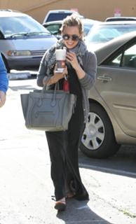 Hilary Duff feet photo thumbnail