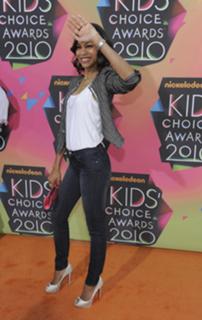Zoe Saldana feet photo thumbnail