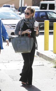 Hilary Duff feet photo thumbnail