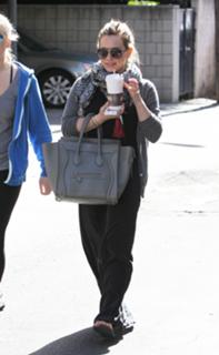 Hilary Duff feet photo thumbnail