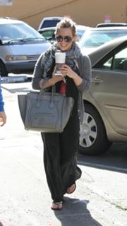 Hilary Duff feet photo thumbnail