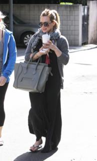 Hilary Duff feet photo thumbnail