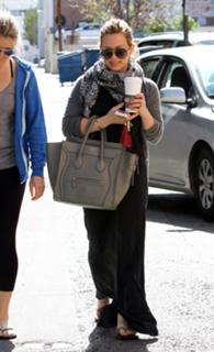 Hilary Duff feet photo thumbnail