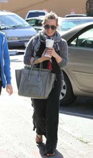Hilary Duff feet photo thumbnail