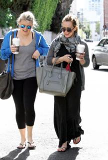 Hilary Duff feet photo thumbnail