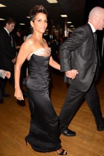 Halle Berry feet photo thumbnail
