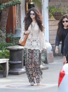 Selena Gomez feet photo thumbnail