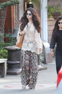 Selena Gomez feet photo thumbnail