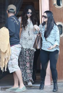 Selena Gomez feet photo thumbnail