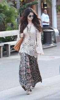 Selena Gomez feet photo thumbnail